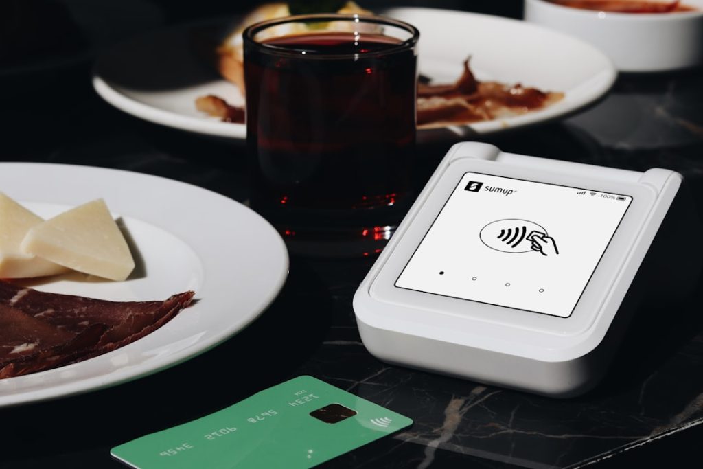 A simple and efficient setup for contactless payments, showing how easy it is to process transactions with a SumUp card reader. Perfect for small businesses like cafes or shops that need a quick and flexible way to accept payments with SumUp.